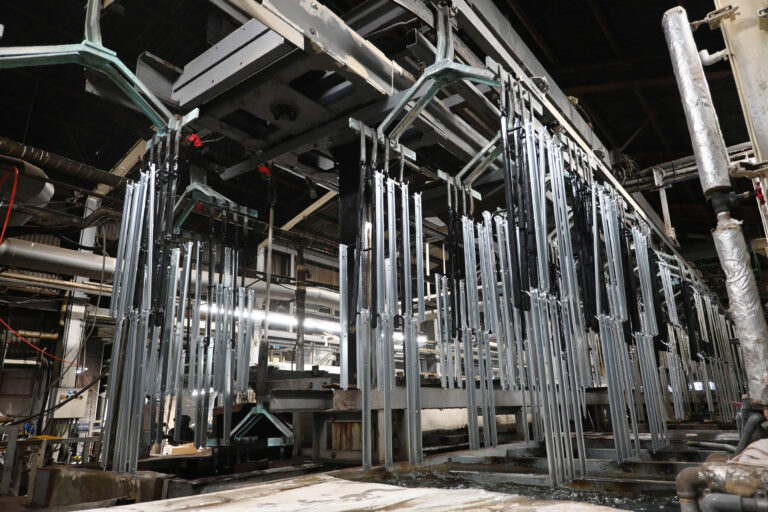 吊るしメッキ設備（ハンガーライン）